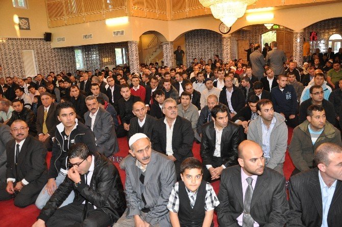 Stockholm’de Bayram Namazı Coşkusu