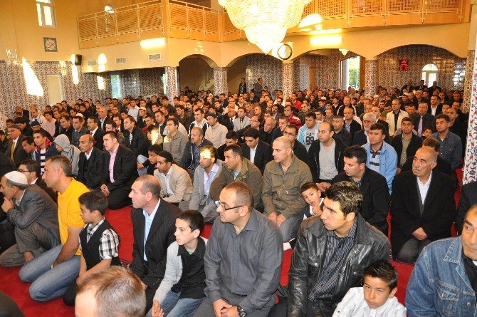 Stockholm’de Bayram Namazı Coşkusu