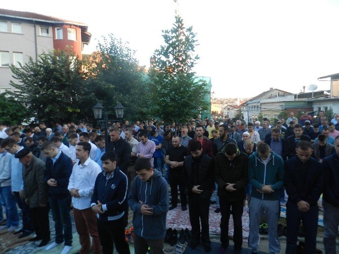 Kosova’da Bayram Coşkusu Sokaklara Taştı