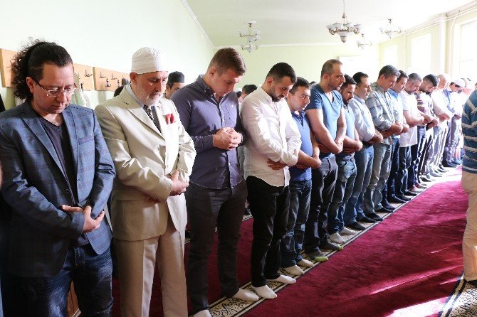 Macaristan’da Müslümanlar Bayram Namazında Buluştu