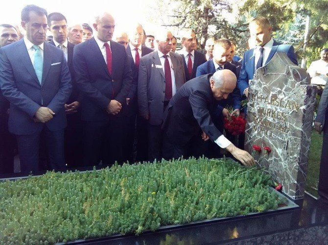 Mhp Lideri Bahçeli, Türkeş’in Kabrini Ziyaret Etti