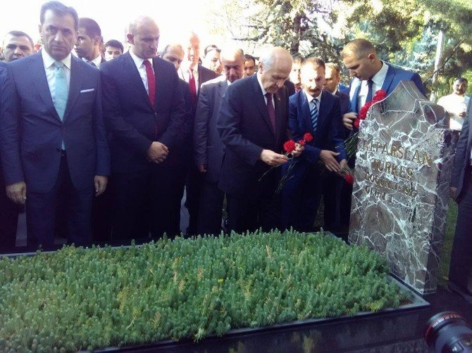 Mhp Lideri Bahçeli, Türkeş’in Kabrini Ziyaret Etti