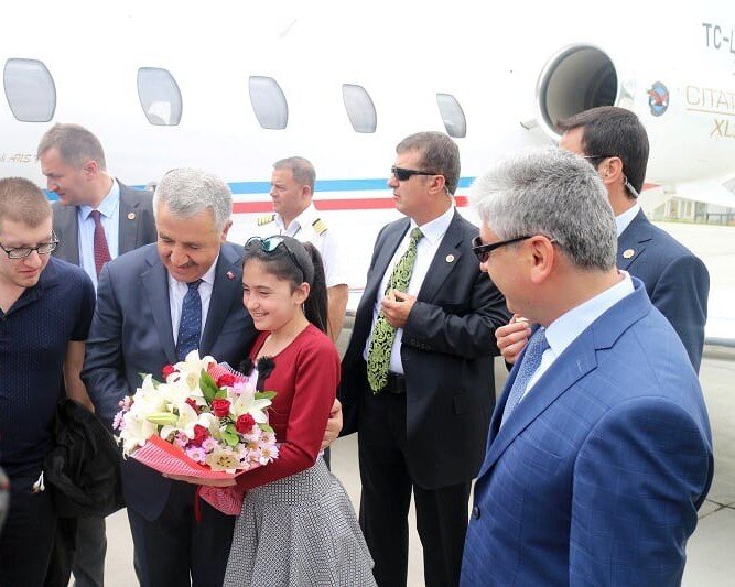 Bakan Arslan Kars’ta Hemşehrileriyle Bayramlaştı