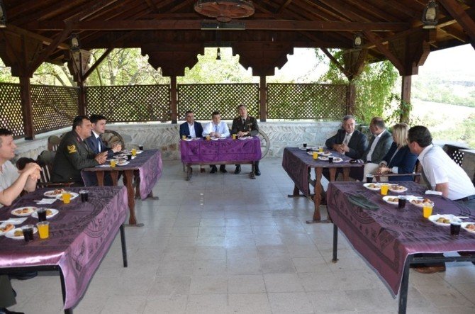 Safranbolu’da Protokol Bayramlaşması Asmaaltı’nda Gerçekleşti