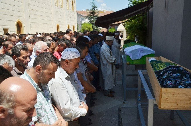 Kazada Hayatını Kaybeden Aile Gözyaşları İçinde Defnedildi