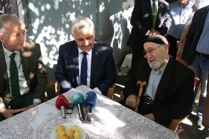 Bakan Arslan, Babasının Elini Öpüp Bayramını Kutladı