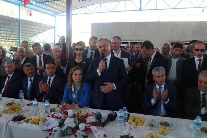 Bakan Arslan, Babasının Elini Öpüp Bayramını Kutladı
