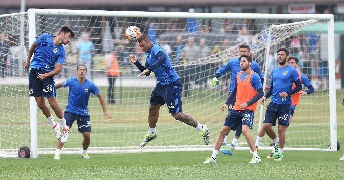Fenerbahçe Hazırlıklarını Sürdürüyor