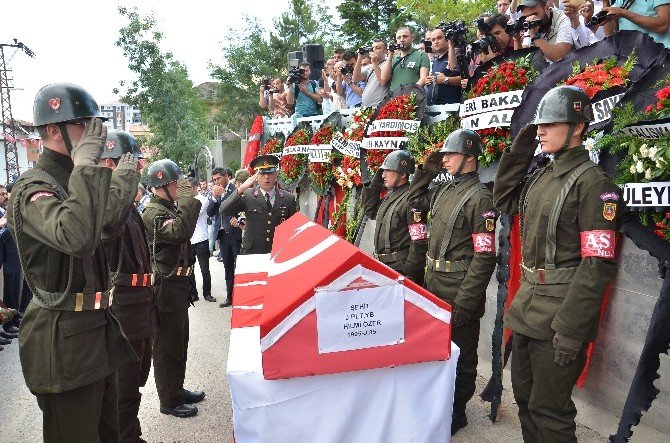 Şehit Pilot Son Yolculuğuna Dualarla Uğurlandı