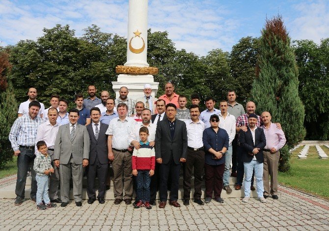 Macaristan’daki Türkler Bayramda Şehitlerini Yalnız Bırakmadı