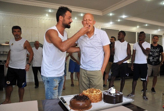 Alanyasporlu Sezer Özmen’e Doğum Günü Sürprizi