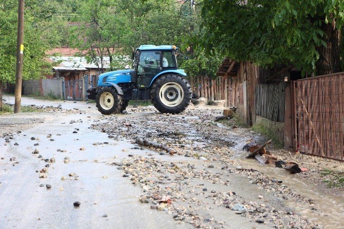 Bolu’da Aniden Bastıran Yağmur Sele Neden Oldu