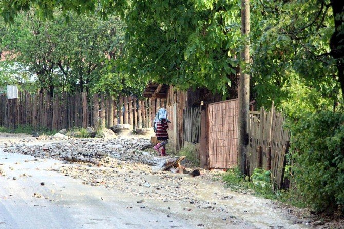 Bolu’da Aniden Bastıran Yağmur Sele Neden Oldu