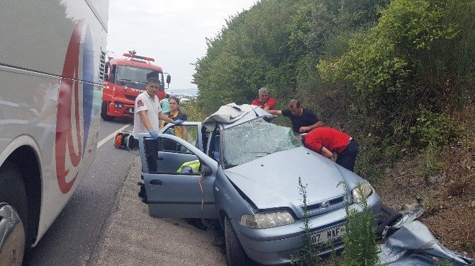 Ters Yönden Gelen Otomobil Otobüsün Altına Girdi: 1 Ölü, 1 Yaralı