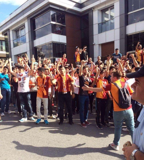 Galatasaraylı Taraftarlar, Florya’yı Bastı