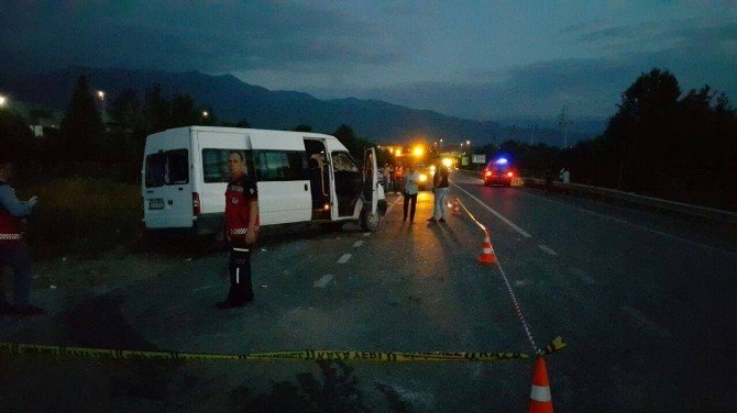 Minibüs İle Panelvan Kavşakta Çarpıştı: 1 Ölü, 9 Yaralı