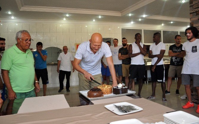 Alanyasporlu Sezer Özmen’e Doğum Günü Sürprizi