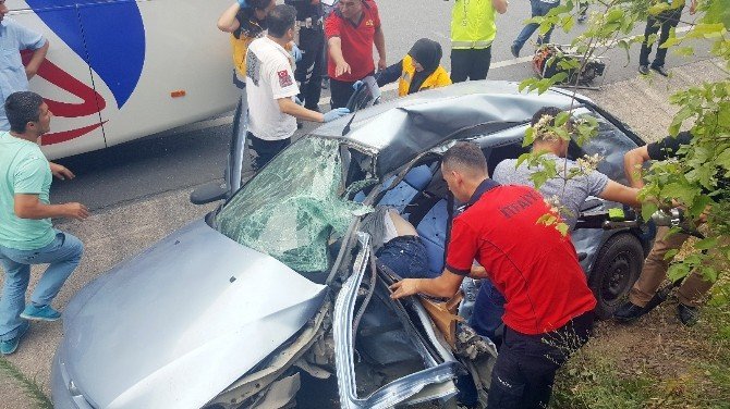Ters Yönden Gelen Otomobil Otobüsün Altına Girdi: 1 Ölü, 1 Yaralı