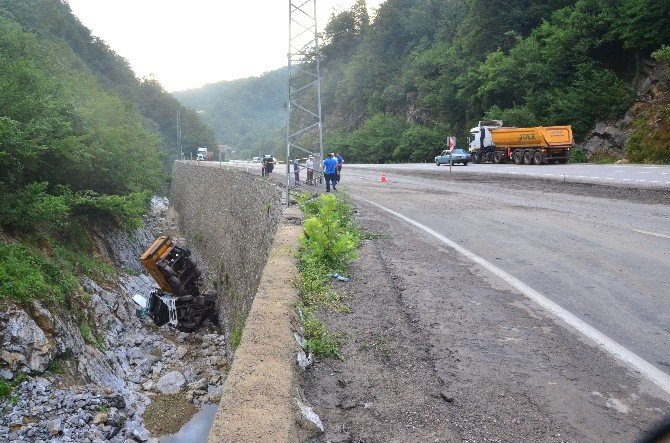 Zonguldak’ta Tır Dereye Uçtu: 1 Yaralı