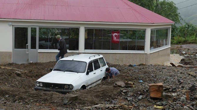 Trabzon’daki Sel Ve Heyelanlarda Yaralar Sarılmaya Çalışılıyor