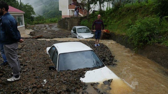 Trabzon’daki Sel Ve Heyelanlarda Yaralar Sarılmaya Çalışılıyor