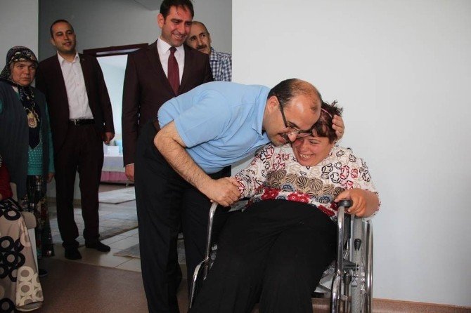 İki Vali Engelli Aileyi Sevindrdi