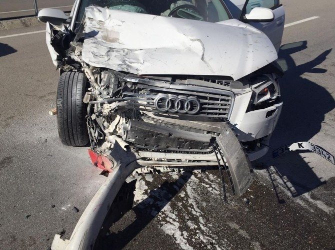 Park Halindeki Otomobile Çarptı: 2’si Çocuk 7 Yaralı