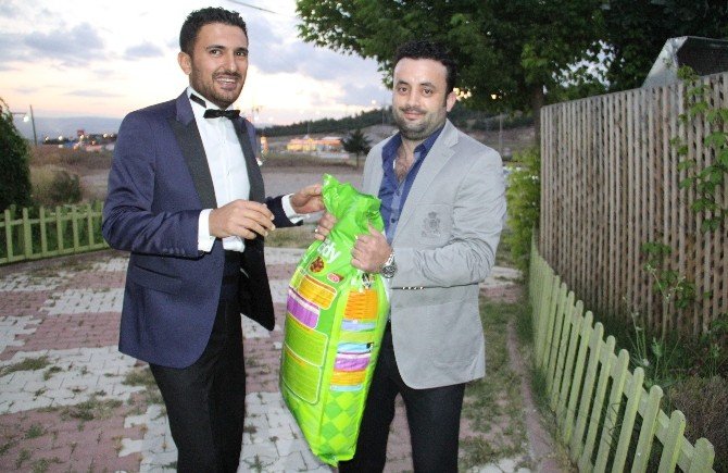 Düğüne Çiçek Yerine Köpek Mamasıyla Geldiler