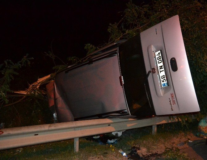 Sakarya’da Kamyonet Bariyerleri Aştı: 3 Yaralı