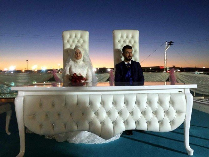 Yerli Ailesinin Mutlu Günü