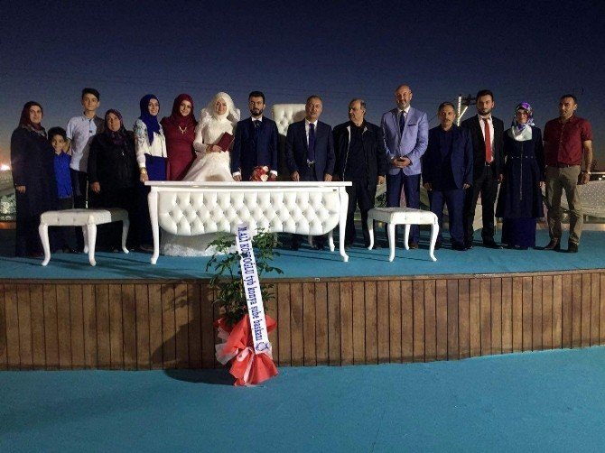 Yerli Ailesinin Mutlu Günü