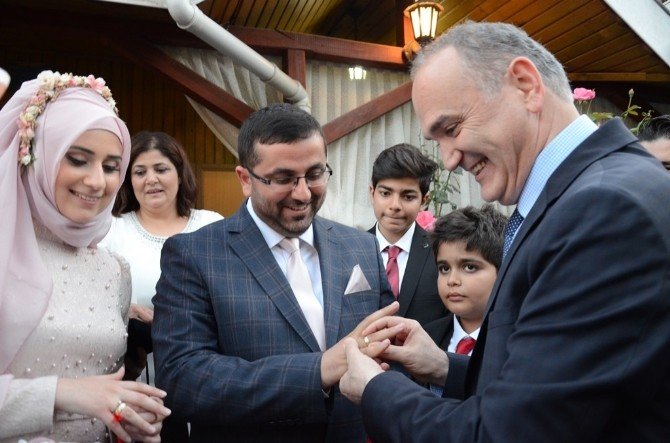 Bakan Özlü, Öğretim Görevlisine Kız İstedi