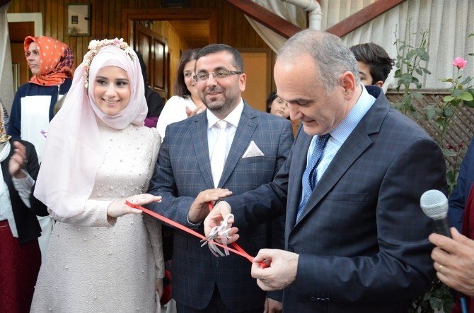 Bakan Özlü, Öğretim Görevlisine Kız İstedi