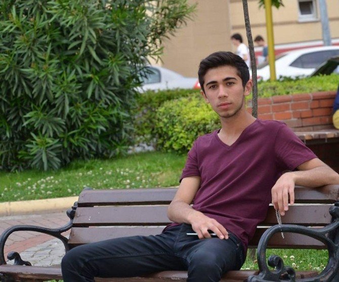 Otomobilin Çarptığı Genç Feci Şekilde Öldü