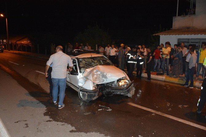 Erbaa’da Otomobil Elektrik Direğine Çarptı: 3 Yaralı