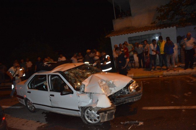 Erbaa’da Otomobil Elektrik Direğine Çarptı: 3 Yaralı