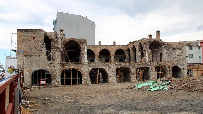 Saathane Meydanı Kışa Yetiştirilmeye Çalışılıyor