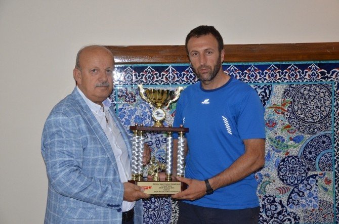 Malkoç İki Kupayla İznik’e Döndü