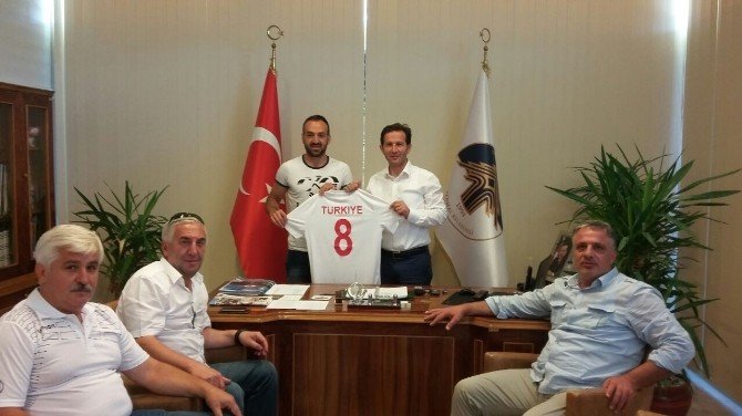 Dünya Şampiyonu Futbolcu Formasını İsmail Atik’e Hediye Etti