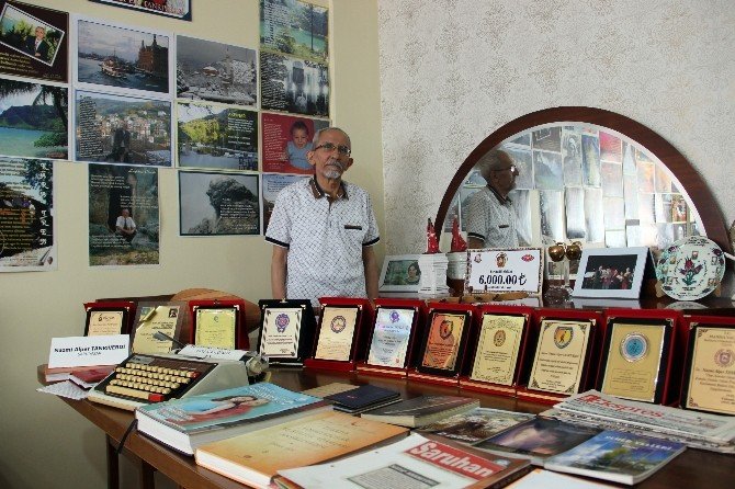 Evinin Salonunu Sergi Salonuna Çevirdi