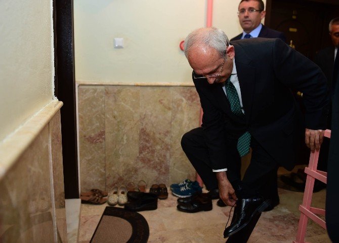 Chp Genel Başkanı Kılıçdaroğlu Şehit Ailesini Ziyaret Etti