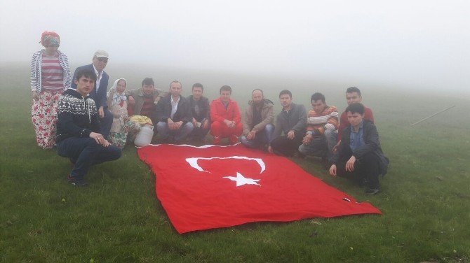 Helikopter Kazasında Şehit Olanların Anısına Akılbaba Dağı’na Bayrak Diktiler