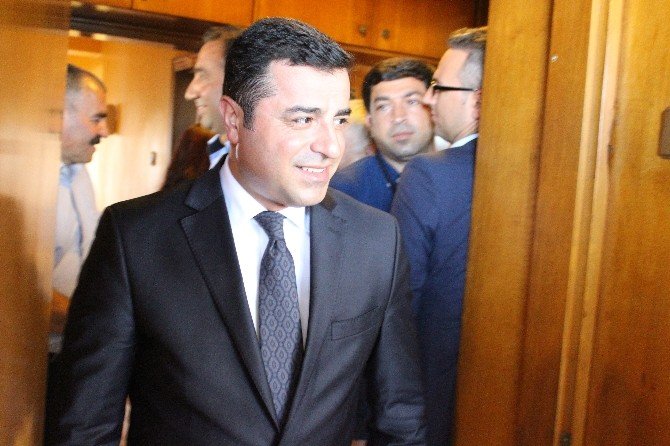 Demirtaş Ve Hdp’li Vekillerden Pir Sultan Abdal Ve Kültür Derneğine Ziyaret