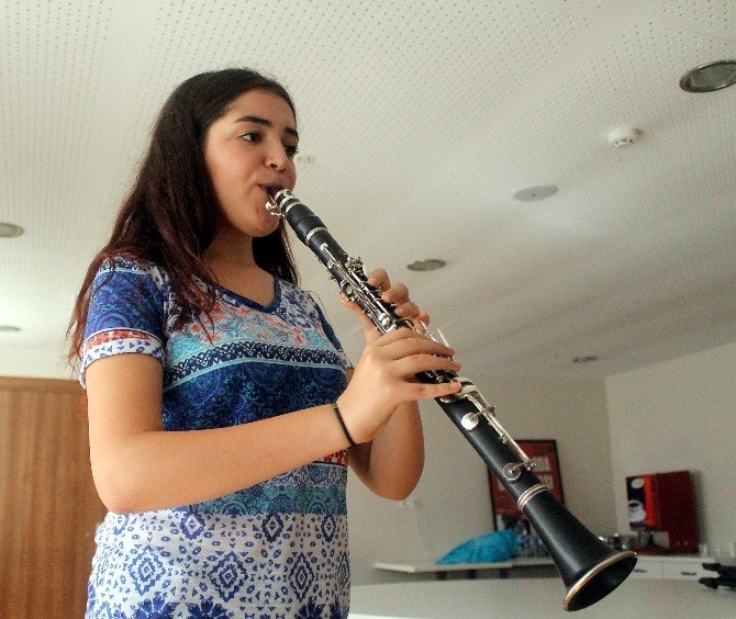 Ömrünü Tamamlamış Klarnetine Rağmen Türkiye’ye Birincilik Getirdi