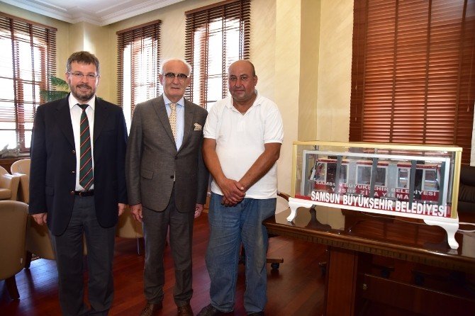 Demirci Ustasından Başkan Yılmaz’a Hediye Tren Maketi