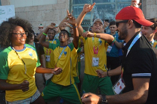 Gymnasiade’de Sporcular Kolbastı Oynayıp, Halay Çekti