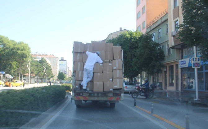Koli Dolu Kamyonette Tehlikeli Yolculuk