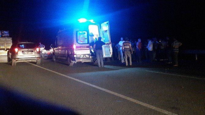 Otomobil, Motosikletle Çarpıştı: 1 Ölü, 2 Yaralı