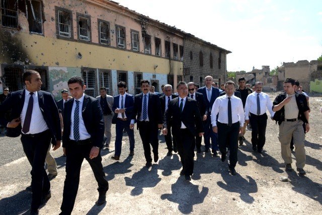 Bakan Yılmaz, Sur’daki Okulları İnceledi