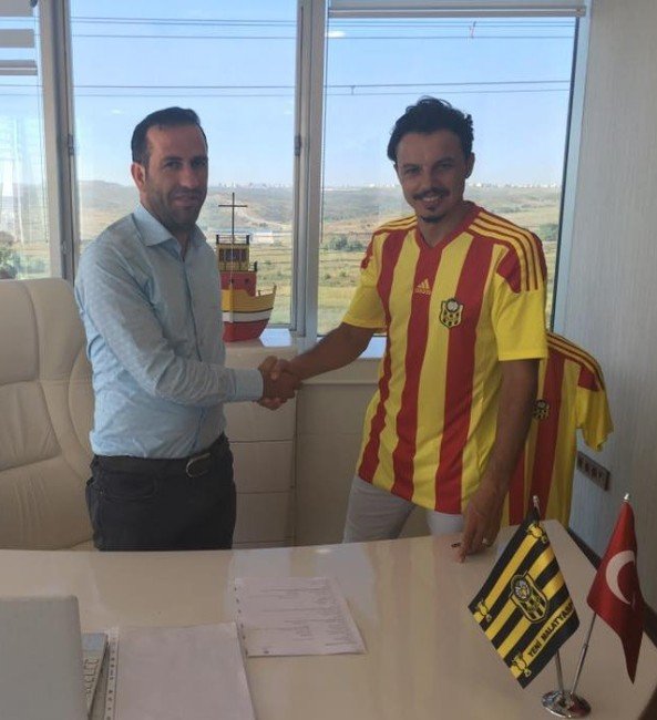 Yeni Malatyaspor’da Ahmet Burak Solakel İmzaladı